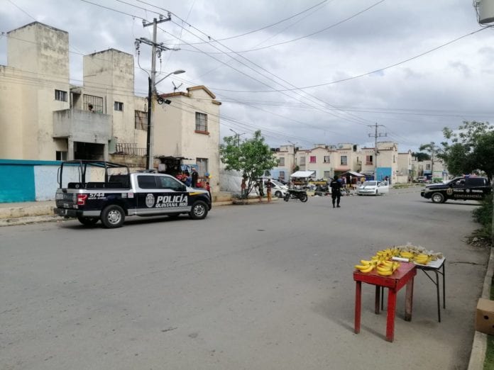 Un joven que trató de huir de unas personas armadas, y que incluso logró esconderse en una carnicería, fue asesinado a balazos al interior de este local, en la Región 259 de esta ciudad, correspondiente al fraccionamiento Villas Otoch Paraíso.