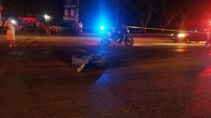 Un hombre que se trasladaba en bicicleta murió esta tarde, luego de ser atropellado por una camioneta, en la salida sur de la ciudad.