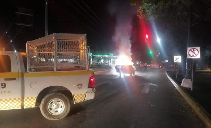 Un automóvil tipo sedán quedó como pérdida total, luego de incendiarse en plena avenida, en el centro de esta ciudad, cuando faltaban pocos minutos para las 10 de la noche.