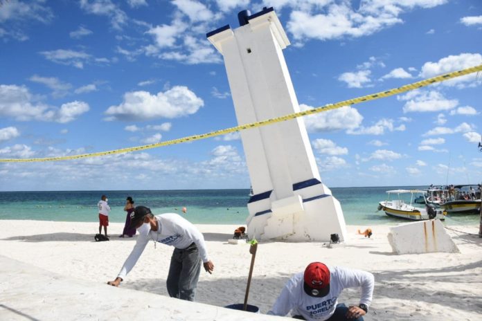 Dan mantenimiento a la ventana al mar en Puerto Morelos