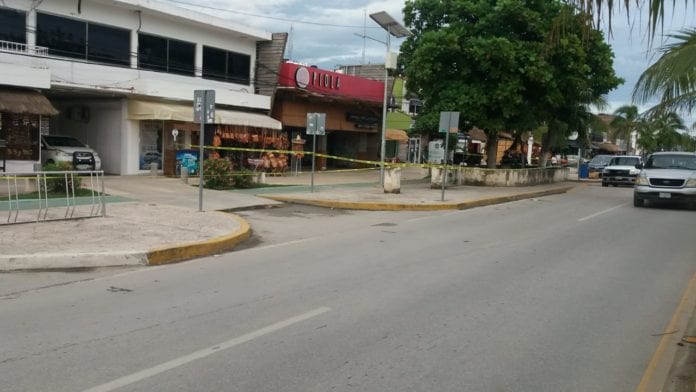 La tarde de este domingo un hombre fue ejecutado de varios disparos en plena zona turística de este municipio, en la esquina de la calle Centauro con avenida Tulum, muy cerca de la base de la Guardia Nacional y el sindicato de taxistas 