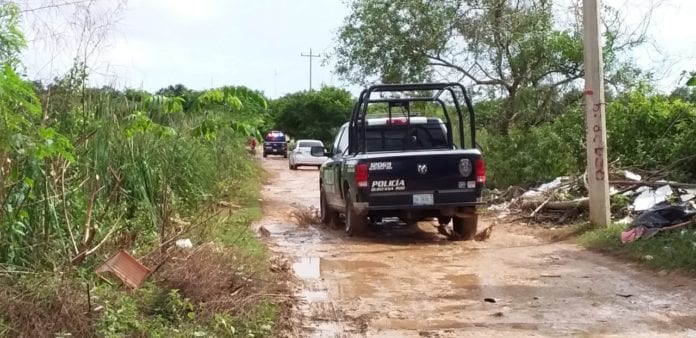 El cadáver de una mujer fue encontrado por una persona que estaba realizando recoja de leña al final de la avenida Erick Paolo Martínez, a un kilómetro hacia dentro de una camino de terracería de la colonia irregular “Mártires  Antorchista” de Chetumal.