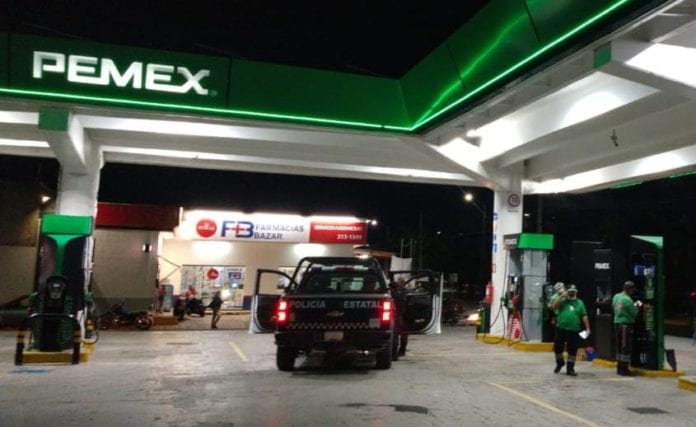 Un asalto a mano armada se registró este sábado en una gasolinera de la Supermanzana 98 que se encuentra entre las avenidas Andrés Quintana Roo y Chichén Itzá, frente al colegio Boston.