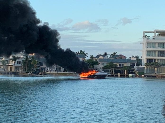 Arde yate frente a plaza La Isla