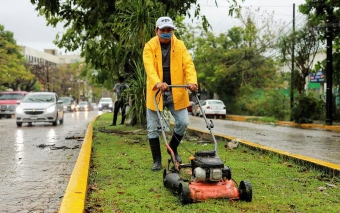 Con la finalidad de seguir eliminando los desechos sólidos de las calles y mantener un Cancún limpio, el Gobierno de Benito Juárez continúa con una intensa limpieza de parques y espacios públicos en la ciudad, manteniéndolos en óptimas condiciones en favor de la ciudadanía.