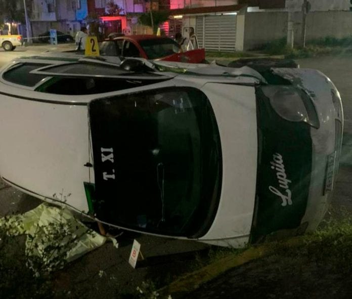 Mueren taxista y motociclista en Cancún Mueren taxista y motociclista en Cancún