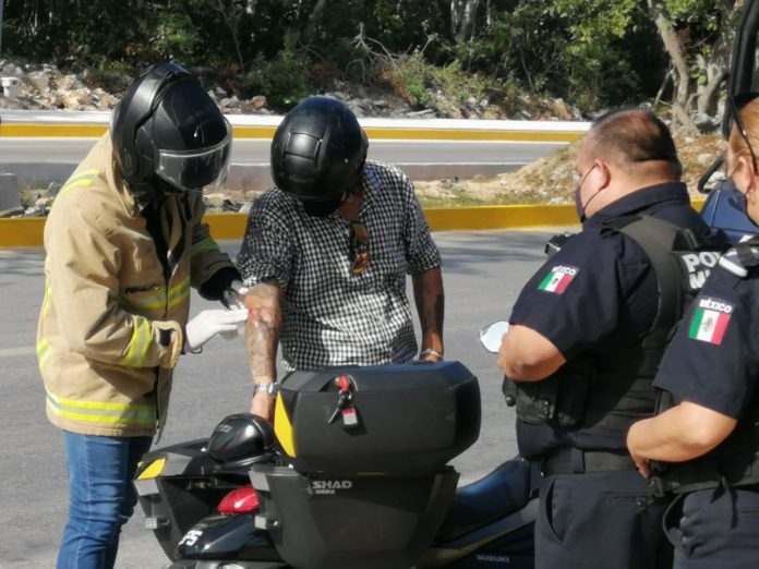 Policía arrolla a motociclista