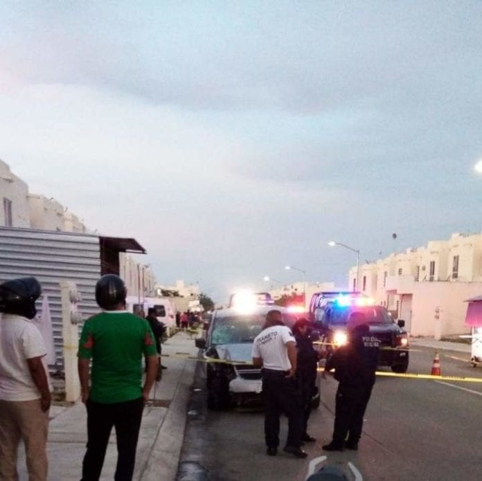 Una niña de 14 años de edad que viajaba como pasajera en una motoneta falleció, luego que este vehículo fuera chocado por una camioneta, en la prolongación de la avenida Colosio, esta tarde. El responsable de este hecho se dio a la fuga, pero fue apresado con su acompañante en Villas del Sol.