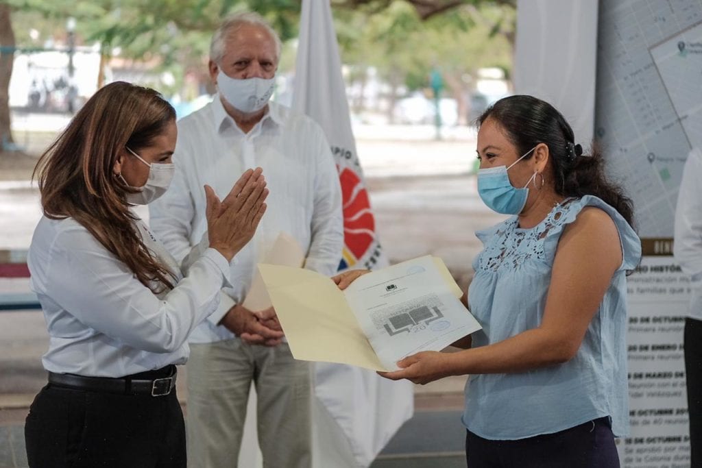 El común denominador de cada familia que habita esta colonia, es contar con un hogar seguro, un patrimonio que les de cimiento a la vida que vinieron a forjar y que, sin duda, con su trabajo han contribuido a formar la gran ciudad que hoy tenemos", resaltó la Primera Autoridad Municipal durante el evento.