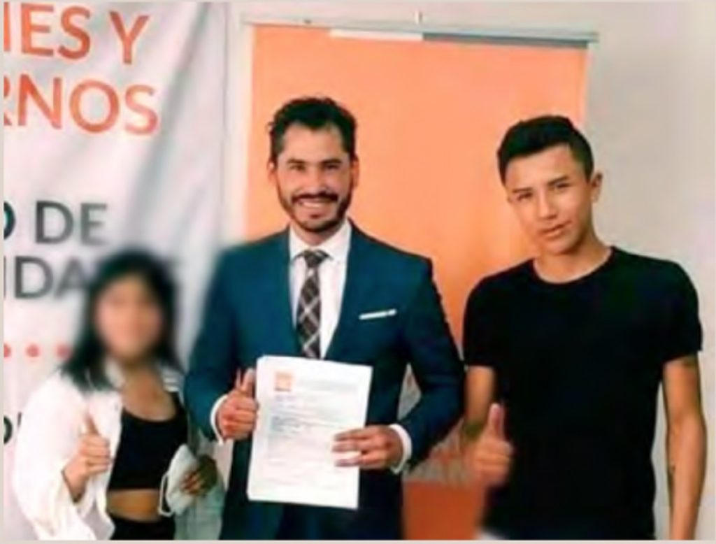 En una de las últimas fotos del precandidato se aprecia registrándose y con su hija cerca.