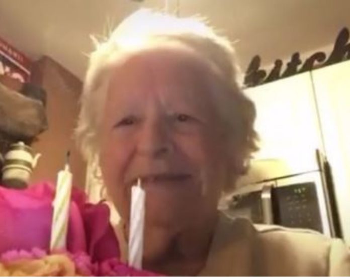 Video: Abuelita se canta y aplaude en su cumpleaños 88 por el aislamiento