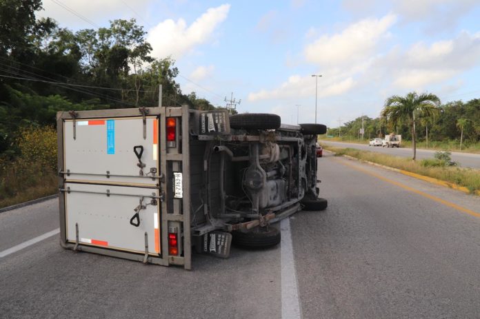 Repartidor de tortillas se duerme al volante y vuelca en carretera