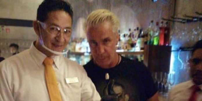 Video: Vocalista de Rammstein se pasea por Cancún.