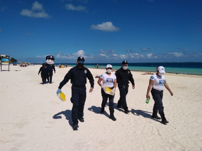 Policías apoyan en Puerto Morelos a difundir medidas preventivas contra el Covid-19