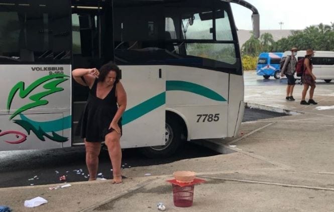 Video: Turista varada ataca a personal del Aeropuerto de Cancún