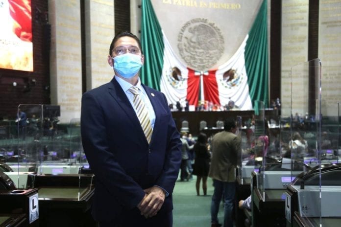 Rinde protesta Victor Aguilar como diputado federal en la LXIV Legislatura ante licencia de Jesús Pool