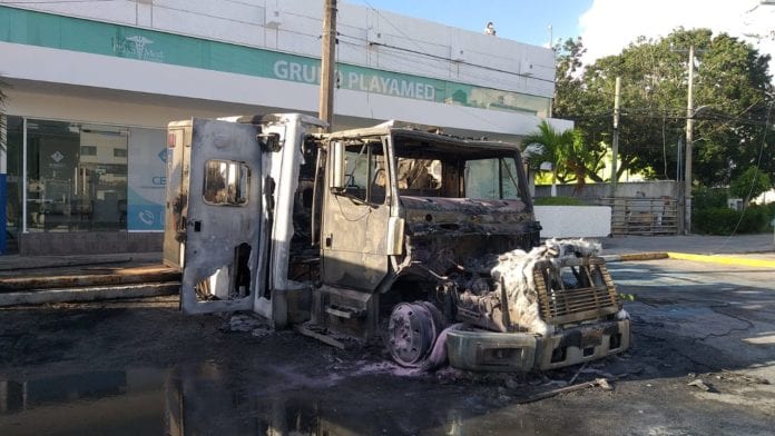 Ambulancias de una empresa privada estacionadas afuera de una clínica ubicada a unos metros del palacio municipal de Cancún, fueron incendiadas esta madrugada por sujetos que además dejaron un mensaje de advertencia a un empresario.