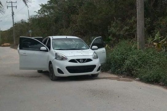 Reportan balazos en zona conurbada de Cancún y encuentran auto abandonado