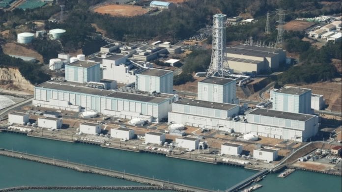 China desafía a funcionario japonés a beber agua de la central de Fukushima si es segura para ir al mar