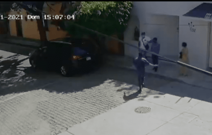 VIDEO: Cuando llegaban a su casa sorprenden a ladrones en plena faena