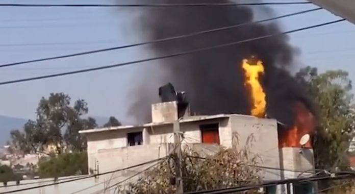 Video: Familia incendia su hogar haciendo una carne asada