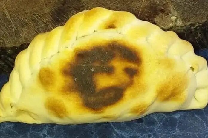 Familia asegura que se le apareció la imagen de Jesús en una empanada