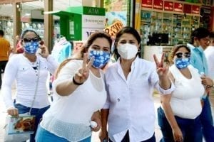 Con libreta en mano para anotar ideas y necesidades de ciudadanos, inició campaña Estefanía Mercado