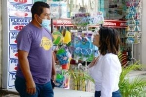 Con libreta en mano para anotar ideas y necesidades de ciudadanos, inició campaña Estefanía Mercado