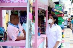 Con libreta en mano para anotar ideas y necesidades de ciudadanos, inició campaña Estefanía Mercado