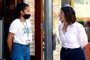 Con libreta en mano para anotar ideas y necesidades de ciudadanos, inició campaña Estefanía Mercado