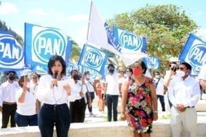 Con libreta en mano para anotar ideas y necesidades de ciudadanos, inició campaña Estefanía Mercado