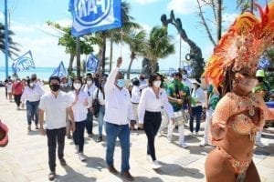 Con libreta en mano para anotar ideas y necesidades de ciudadanos, inició campaña Estefanía Mercado