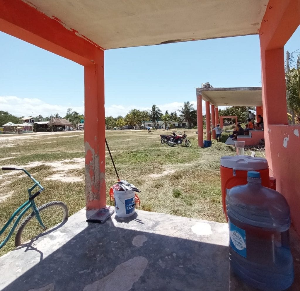 ¡Se unen holboxeños! Habilitan campo de fútbol para jóvenes, niñas y niños deportistas