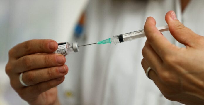 Vacunas de AstraZeneca y Pfizer son efectivas contra variantes Delta y Kappa: Universidad de Oxford