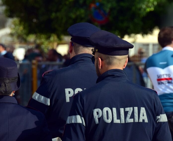 Detienen a mexicano en Italia por matar a su esposa e intentar estrangular a su hijo