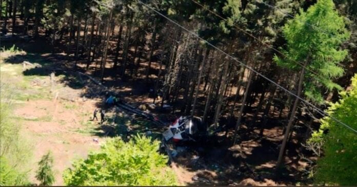 Se reveló una grabación que muestra el momento exacto de la caída del teleférico en Italia hace casi un mes y donde murieron 14 personas