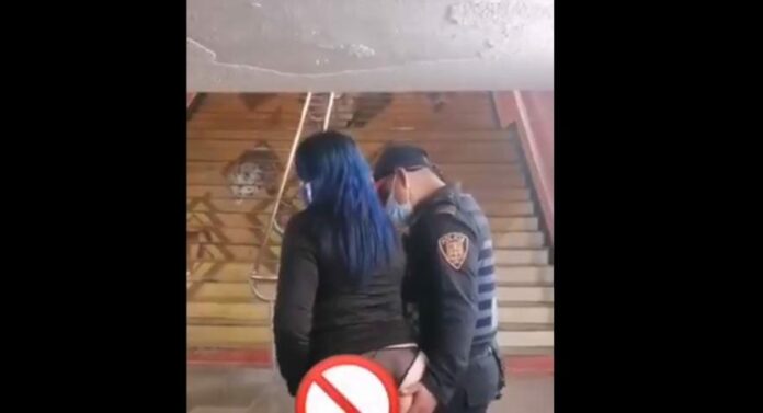 VIDEO: Captan a policía tocando los gluteos a mujer en el Metro de la CDMX