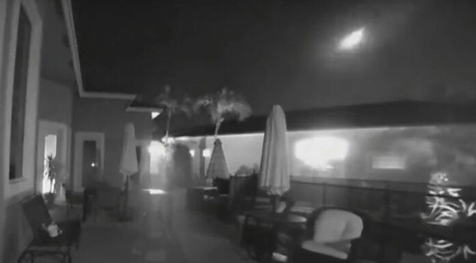 VIDEO: Cae meteoríto cerca de una casa en EU y se vuelve viral