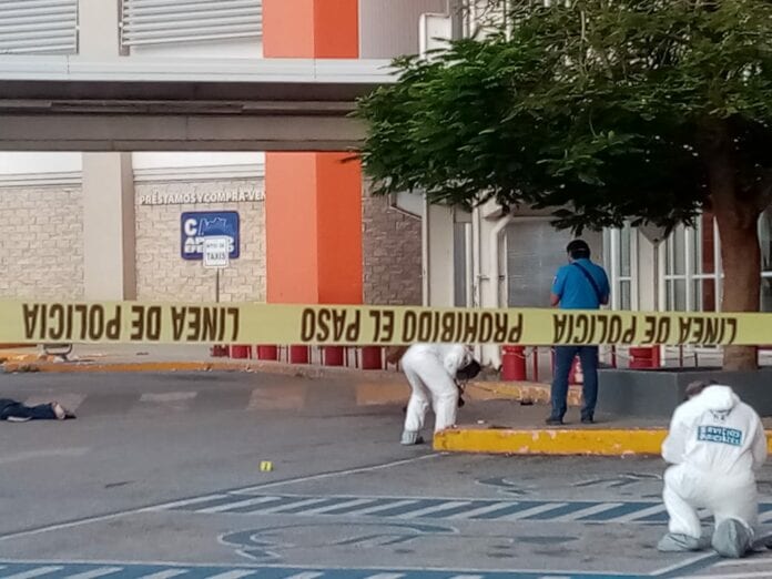 Asesinan a joven chiapaneco en estacionamiento de tienda de autoservicio en Cancún Asesinan a joven chiapaneco en estacionamiento de tienda de autoservicio en Cancún