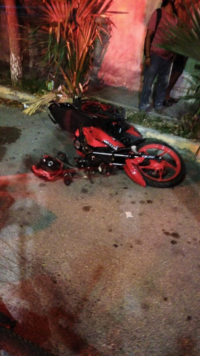 Con fractura de tibia y peroné acaba motociclista embestido por camioneta particular en Playa del Carmen