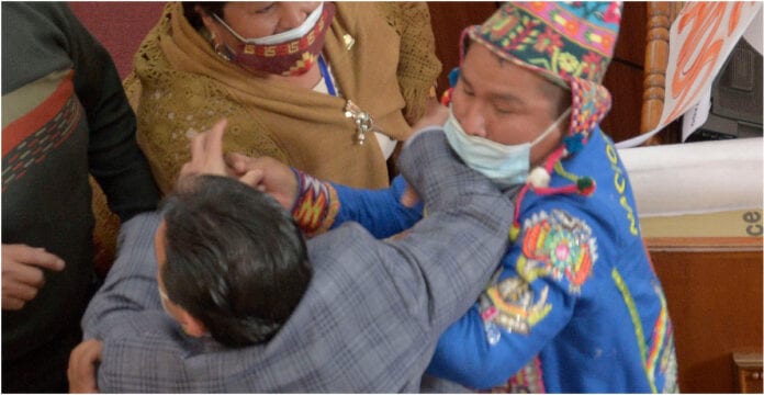Legisladores en Bolivia pelean en el parlamento por un informe sobre detención de exfuncionarios