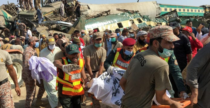 Suman 40 muertos y un centenar de heridos por choque de trenes en Pakistán