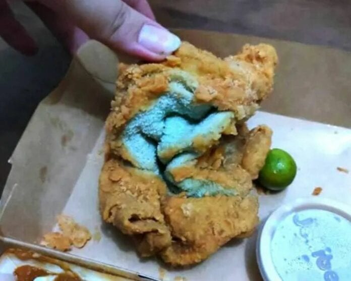 ¡Qué asco! Mujer pide pollo por servicio a domicilio, le llega una toalla empanizada