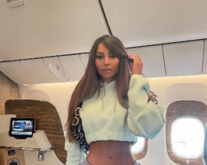 Fotos: Presume influencer volar en primera clase, la descubren en económica