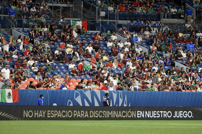 Suspenden unos minutos el México - Costa Rica por grito homofóbico