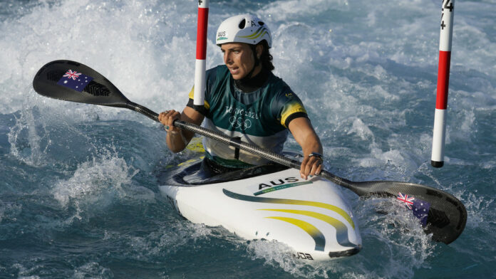 Competidora usa un preservativo para reparar su kayak y gana el bronce en Tokio 2020