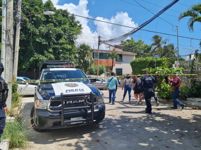 Un call center ubicado en céntrica avenida de Cancún fue atacado; sujetos dispararon contra la fachada del sitio; no hay heridos