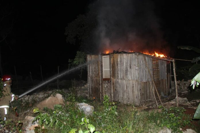 Se incendia casa en Felipe Carrillo Puerto; sospechan que fue intencional