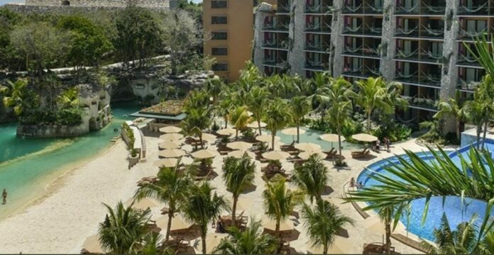 Trabajadores del Hotel Xcaret denuncian que no les están pagando sus propinas; culpan a sus delegados de la CROC por la situación