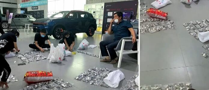 Hombre compra auto de 159 mil pesos y paga ¡con 'puras monedas'!